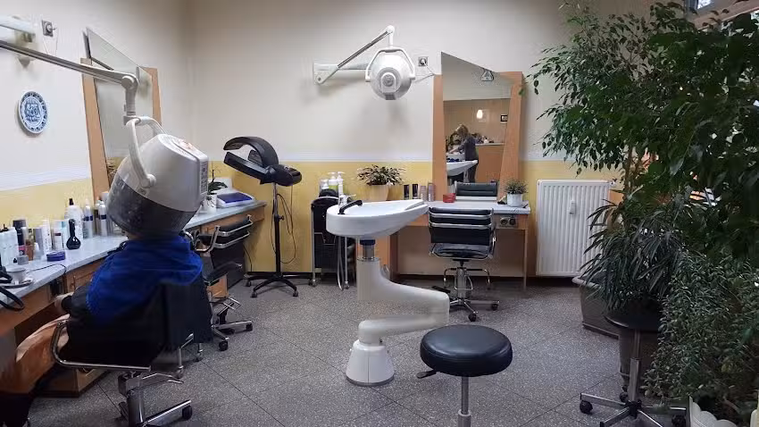 Anna Vaidou Haircut
