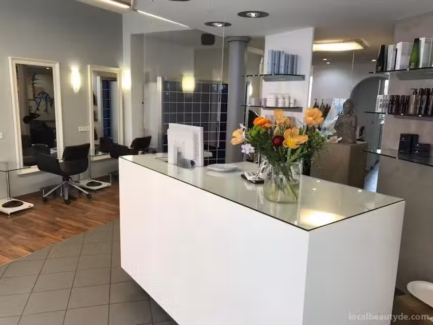 Cut &ndash; Art Martin J&ouml;rke Friseur