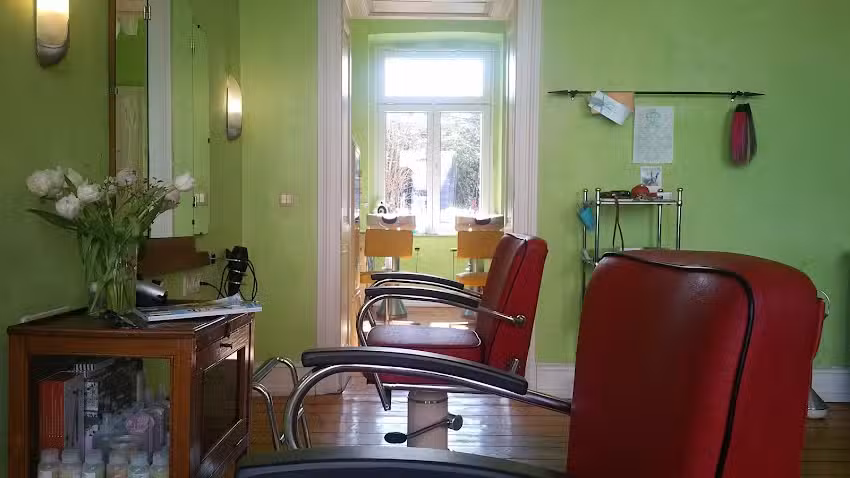 Farahs Haarschneiderei& Per&uuml;cken