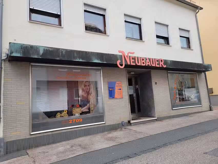 Frau Simone Neubauer