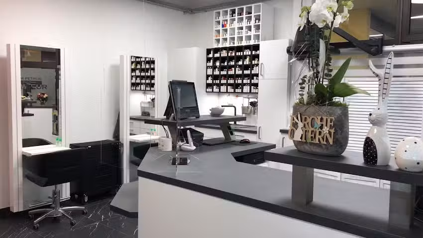 Friseur &bdquo;Am Petrus&ldquo;/// SILVIA MARTIN