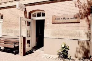 Friseur Julia&rsquo;s Haarwerk &ndash; im Uhrenblock