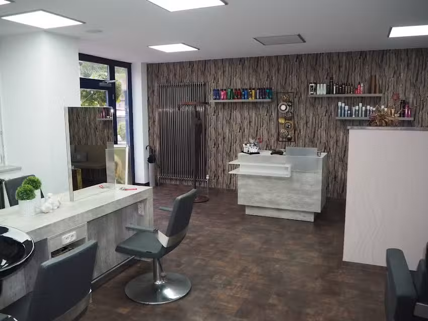 Friseur & Per&uuml;cken Salon Schnittstelle &ndash; Die Zweithaarspezialisten