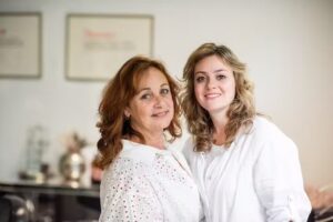 Friseure Gf&ouml;ller &ndash; M&uuml;nchen &ndash; Spezialist f&uuml;r Calligraphy Cut / Pflanzenfarben / Naturlocken