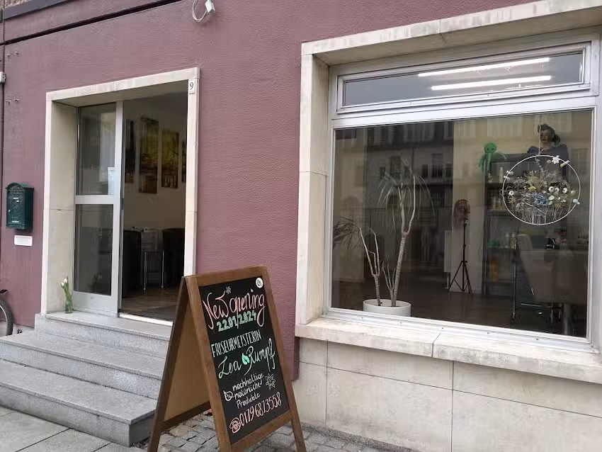 Friseurmeisterin Lea Rumpf