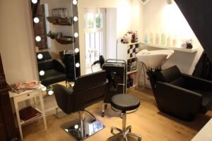 Friseurmeisterin Zohreh Heuer