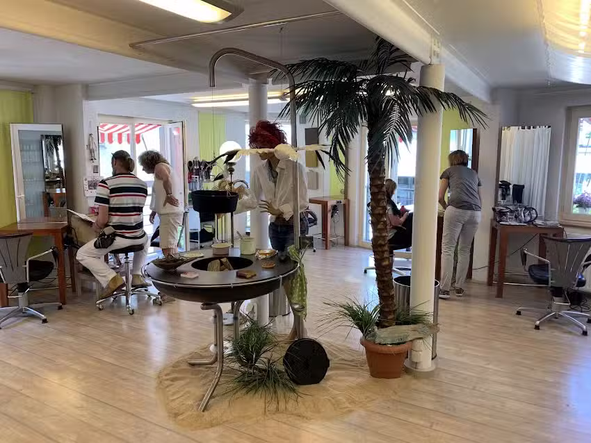 fris&ouml;r_im_ hinterhof