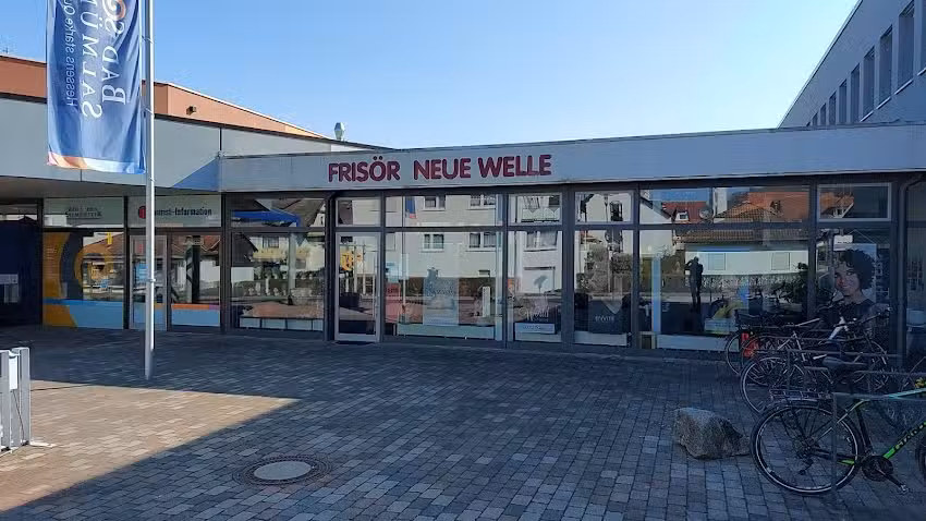 Fris&ouml;r Neue Welle Im Thermalbad