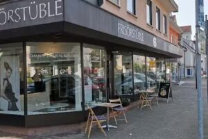 Fris&ouml;rst&uuml;ble Saricam H&uuml;lya Saricam G&ouml;kkaya