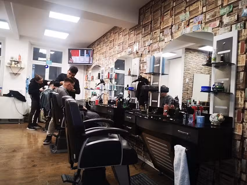 G&uuml;ney&rsquo;s Barber Shop