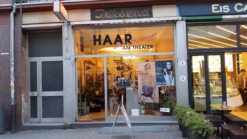 Haar Scharf am Theater