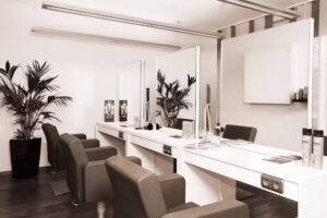 Haare 2.0 by Roland Eckstein, Der Friseur