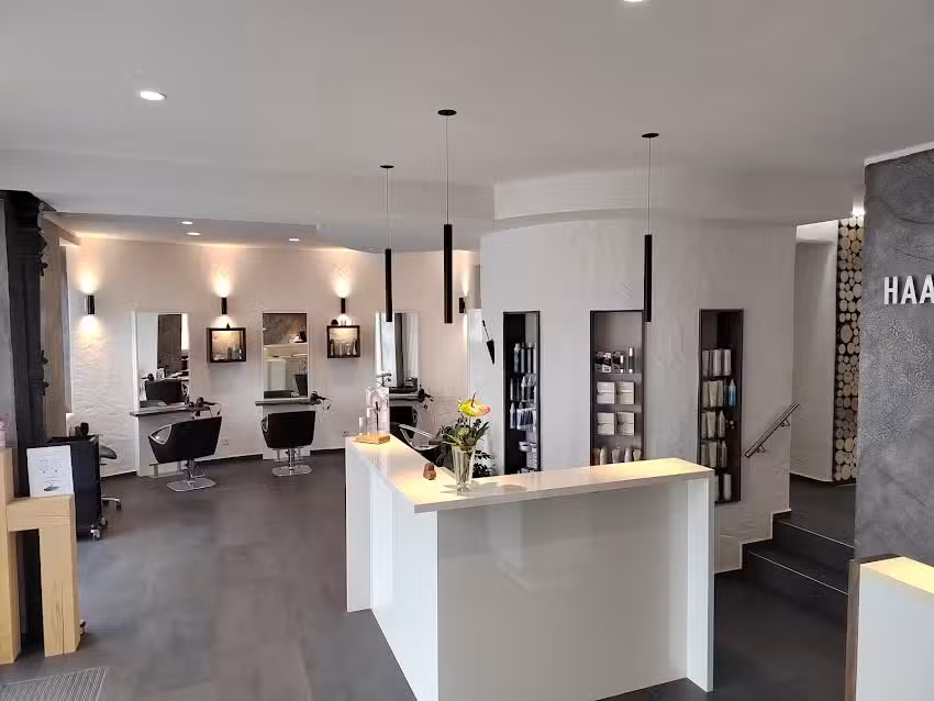 Haare mit Stil & Barber &ndash; Calligraphy Cut | Naturlocken & Premium Barber Saarbr&uuml;cken