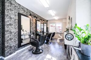 Haarkultur &ndash; Fris&ouml;r in der Lindenstrasse