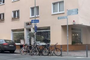 Haarscharf Poursanidou