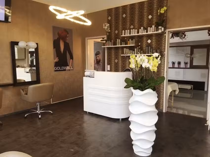 Hairstylinh Studio (Storchenhof)