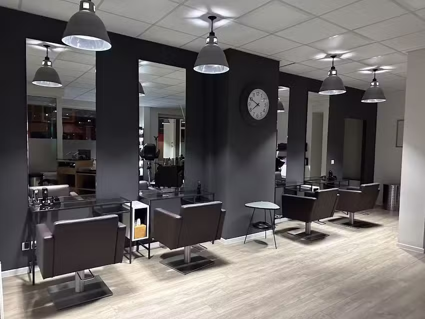 Holz&acute;s K&ouml;pfe &ndash; Friseure