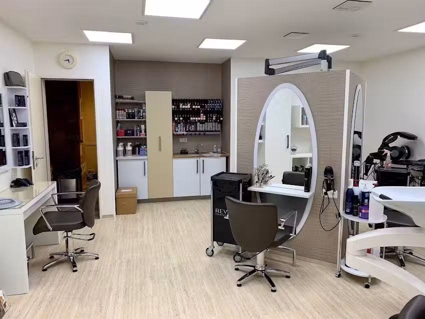 Ma&acute;damm Friseursalon