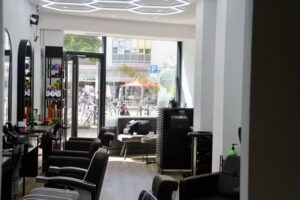 ONE CUT Damen und Herren Friseur
