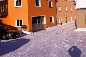 Reifen- & Zweirad-Center P&uuml;schmann und Inas Friseur St&uuml;bl