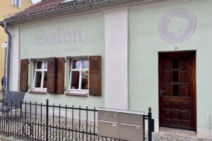 SALON Claudia Schwarz