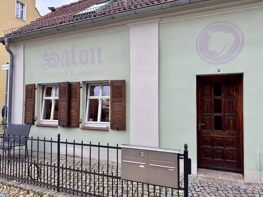 SALON Claudia Schwarz